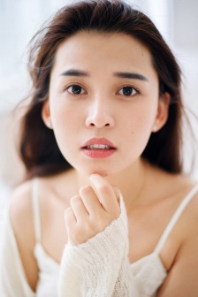 两女一杯